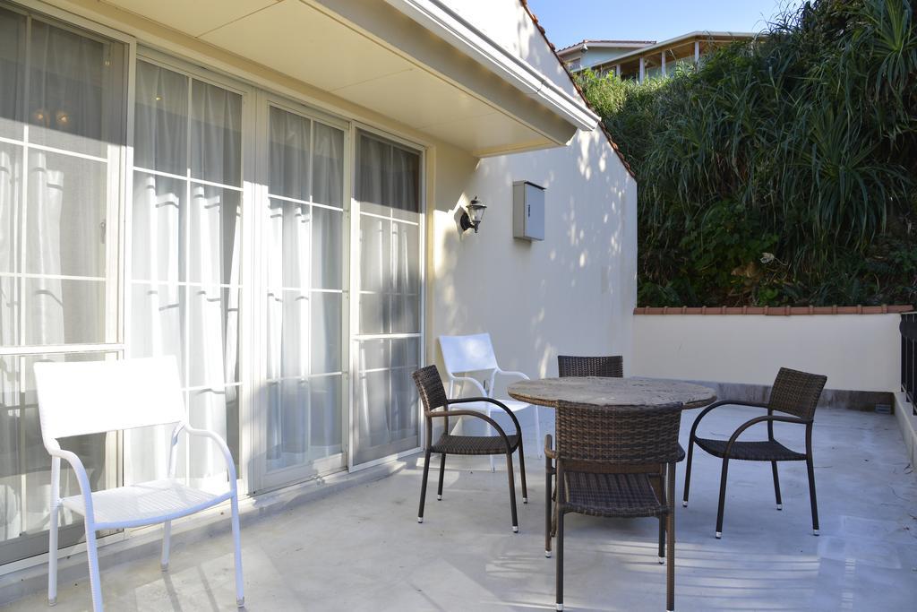 Maeda Biru House Vila Onna Exterior foto